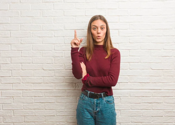 Joven Mujer Fresca Sobre Una Pared Ladrillos Que Tiene Una —  Fotos de Stock