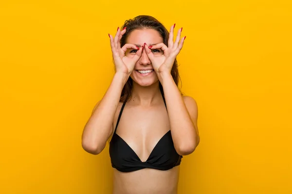 Junge Europäerin Trägt Bikini Und Zeigt Okay Zeichen Über Ihren — Stockfoto