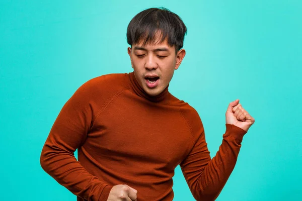 Joven Hombre Chino Bailando Divirtiéndose —  Fotos de Stock