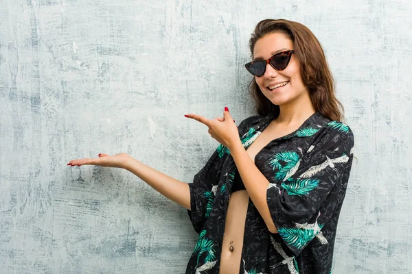 Bikini Giyen Genç Avrupalı Kadın Palm Bir Fotokopi Yeri Tutarken — Stok fotoğraf