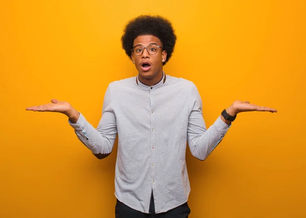 Jovem Afro Americano Sobre Uma Parede Laranja Confusa Duvidosa — Fotografia de Stock