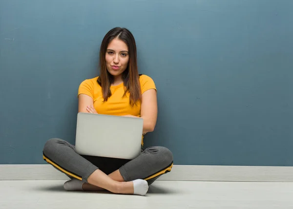 Νεαρή Γυναίκα Κάθεται Στο Πάτωμα Ένα Φορητό Υπολογιστή Διασχίζοντας Χέρια — Φωτογραφία Αρχείου