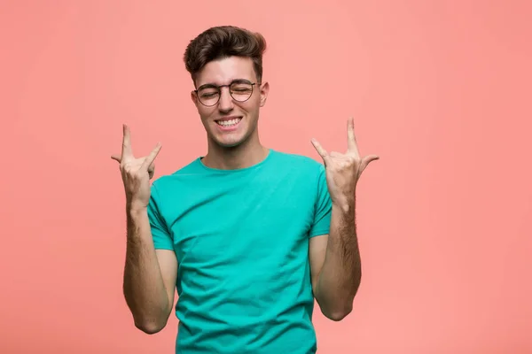 Νέοι Δροσερό Καυκάσιος Άνθρωπος Δείχνει Ροκ Χειρονομία Δάχτυλα — Φωτογραφία Αρχείου
