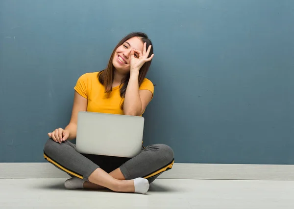 Jonge Vrouw Zitten Vloer Met Een Laptop Zelfverzekerd Doen Gebaar — Stockfoto