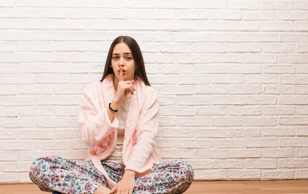 Jonge Vrouw Pyjama Die Een Geheim Bewaart Stilte Vraagt — Stockfoto