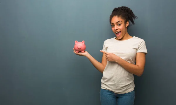 Een Jonge Zwarte Vrouw Die Iets Met Hand Vasthoudt Houdt — Stockfoto