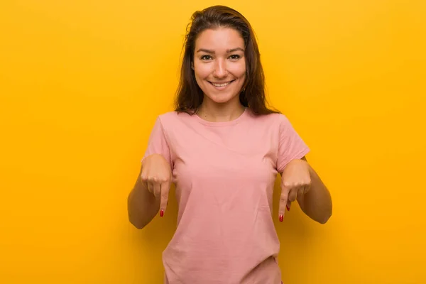 Jonge Europese Vrouw Geïsoleerd Gele Achtergrond Punten Naar Beneden Met — Stockfoto