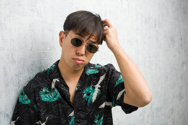 Mladý Číňan Muž Sobě Letní Oblečení Ustaraný Ohromený — Stock fotografie