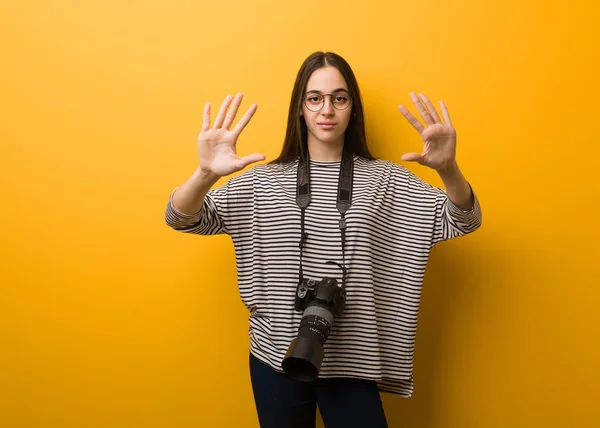 Ung Fotograf Kvinna Visar Nummer Tio — Stockfoto