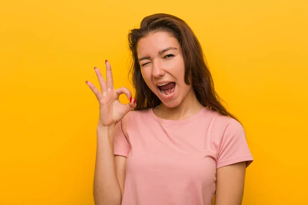 Jonge Europese Vrouw Geïsoleerd Gele Achtergrond Knipoogt Een Oog Houdt — Stockfoto