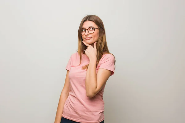 Young Russian Natural Girl Thinking Idea — Stock Photo, Image