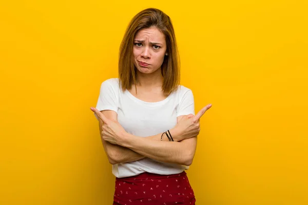 Joven Mujer Caucásica Natural Señala Lado Está Tratando Elegir Entre — Foto de Stock