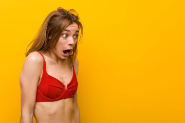 Bikini giyen ve güneş gözlüğü takan beyaz bir kadın gördüğü bir şey yüzünden şoka uğruyor..