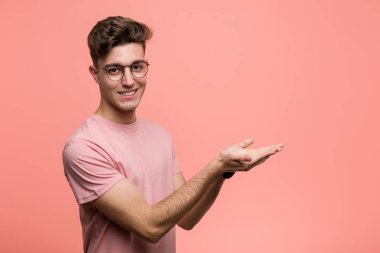 Kafkasyalı genç bir adam avucunun üzerinde bir kopya alanı tutuyor..