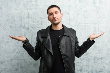 Genç rockçı kollarıyla ölçek yapıyor, mutlu ve kendinden emin hissediyor..