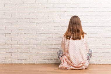 Arkasından pijama giyen genç kadın, geriye bakıyor