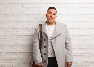 Genç latin iş dostum kırpışan, komik, kolay ve kaygısız bir jest