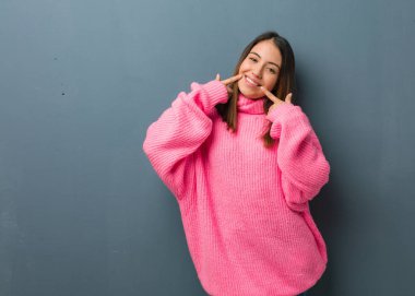 Genç modern kadın gülümsüyor, ağız işaret