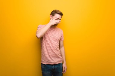 Genç kızıl saçlı adam aynı anda hem utanmış hem de gülüyordu.