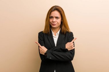 Kafkasyalı genç iş kadını iki seçenek arasında seçim yapmaya çalışıyor..