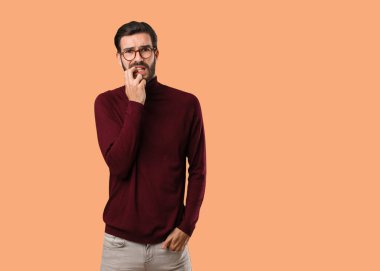 Tırnak yiyen genç, gergin ve endişeli bir adam.