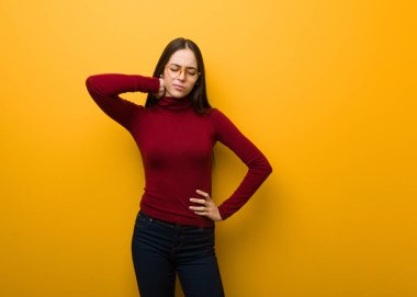 Entelektüel genç kız boyun ağrısı acı