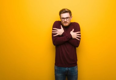 Genç ve zeki bir adam düşük ateş yüzünden soğuyor.