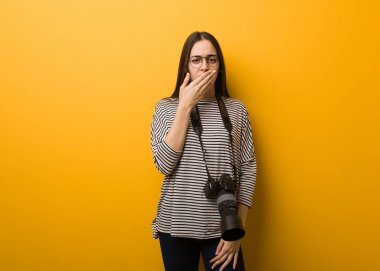 Genç fotoğrafçı kadın yorgun ve çok uykulu.