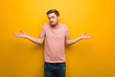 Genç kızıl saçlı adam şüphe ve omuzsilke