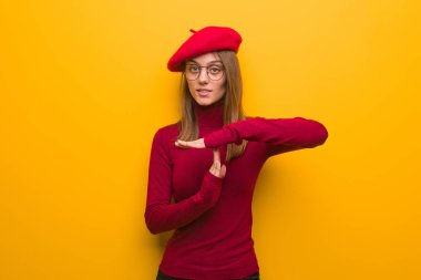 Genç Fransız sanatçı bir jest yapıyor.