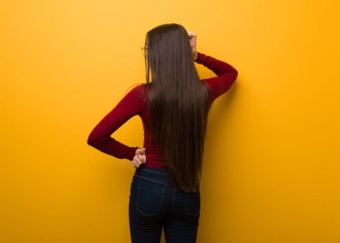 Arkadan entelektüel genç kız bir şey hakkında düşünme