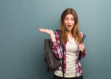 Genç Rus öğrenci, avuç içinde bir şey tutuyor.