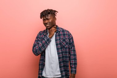 Genç Afrikalı siyahi adam virüs ya da enfeksiyon yüzünden boğaz ağrısı çekiyor..