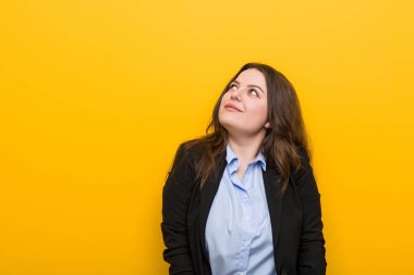 Genç beyaz iş kadını hedeflerine ve amaçlarına ulaşmayı hayal ediyor.