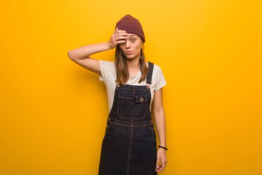 Genç hipster kadın endişeli ve bunalmış