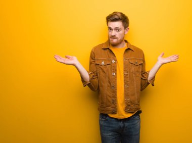 Genç Redhead adam karıştı ve şüpheli