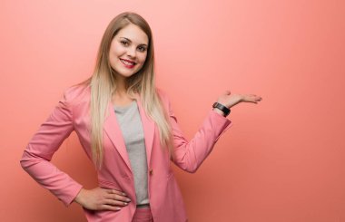 Genç Rus kadın pijama giyiyor, elinde bir şey tutuyor.