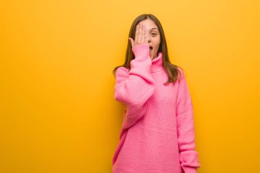 Genç modern kadın mutlu bağırıyor ve elle yüz kapsayan