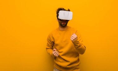 Sanal gerçeklik gözlüğü takan genç adam.