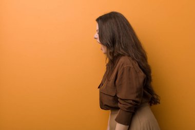 Genç kıvrımlı Rus kadın fotokopi odasına doğru bağırıyor.