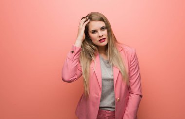 Genç Rus kadın giyen pijama yorgun ve çok uykulu