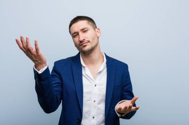 Genç beyaz adam iki seçenek arasında şüpheye düşüyor..