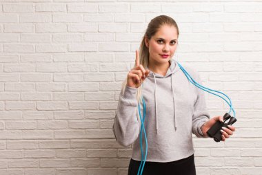 Genç Fitness Rus kadın bir tuğla karşı bir atlama halat tutan