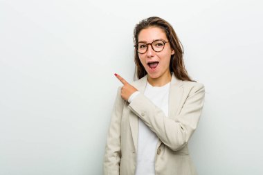 Genç Avrupalı iş kadını yan tarafı işaret ediyor