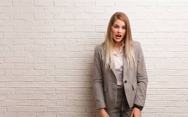 Genç Rus iş kadını çok sinirli ve agresif bağırıyor.