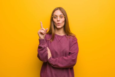 Yaratıcılık kavramı, harika bir fikri olan sıradan genç bir kadın.