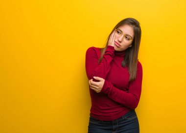 Genç entelektüel kadın yorgun ve çok uykulu