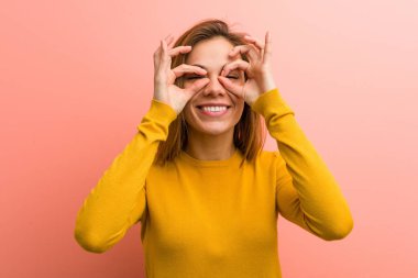 Genç, güzel bir bayan, gözlerinde iyi işareti var.