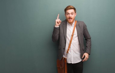 Genç kızıl saçlı iş adamı bir fikri var, ilham konsepti.