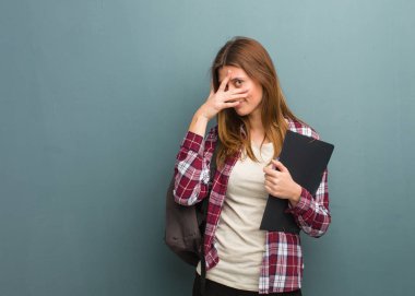 Genç Rus öğrenci aynı anda hem utanmış hem de gülüyordu.